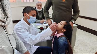 تطعيم 981 ألف طفل ضمن حملة شلل الأطفال بالمنيا (صور)