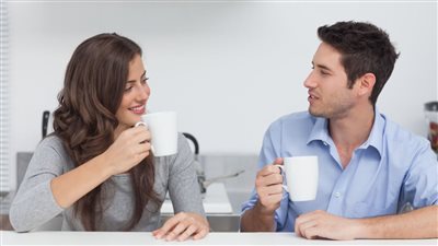 خبيرة علاقات: هذا أول شيء يلفت نظر الرجل في المرأة (فيديو)