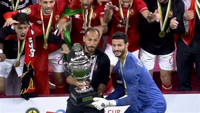 رئيس الفيفا يُسلم الأهلي كاس السوبر الإفريقي