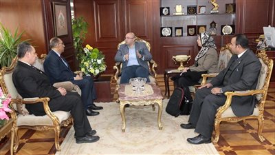 محافظ بني سويف يلتقى نائب وزير الصحة لبحث خطة مواجهة الزيادة السكانية