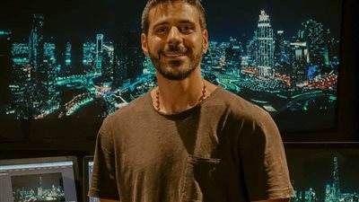 عمرو عاكف يواكب التطور الفني العالمي بأعماله في عام 2021