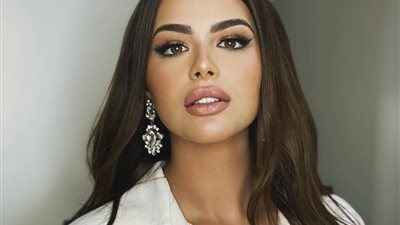 بمكياج جرئ.. هنادي مهنا تحتفل برأس السنة 