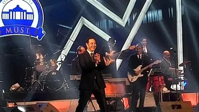 حفل كامل العدد.. مدحت صالح يبدع في أوبرا مسرح جامعة مصر