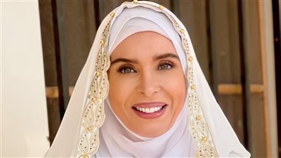 دينا تكشف عن أسباب أزمة صورتها بالحجاب 