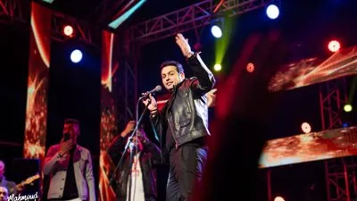 أحمد زكريا يتألق في حفل رأس السنة بحضور جماهيري كبير (صور)