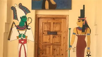 طلاب سياحة المنصورة يبدعون في تزيين جدران كليتهم (صور)