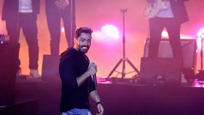 تامر حسني يشعل أجواء حفل 