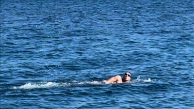 تدريبات شاقة للسباح أحمد أسامة بالغردقة استعدادا لعبور المانش