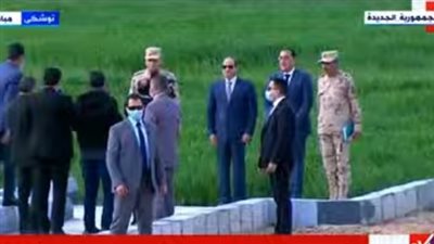 السيسي يلتقط صور تذكارية مع المسئولين بمشروعات توشكى