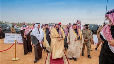 أمير القصيم يزور موقع المتحجرات والفنون الصخرية بمنتزه الغضا بمحافظة عنيزة