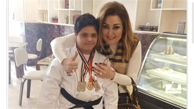 بهذه الطريقة.. نهال عنبر تدعم طفلًا من ذوي الهمم