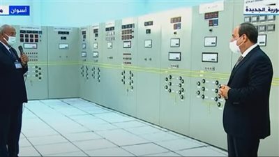 شاهد.. مسؤول بالكهرباء مصر العليا يتعرض لموقف طريف أمام السيسي