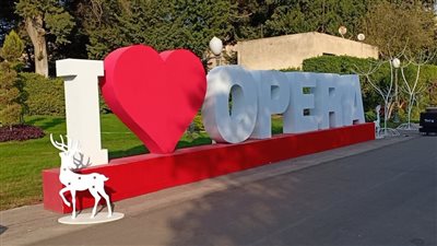 دار الأوبرا المصرية تتزين بشجرة الكريسماس وديكورات استعدادا للاحتفال بعيد الميلاد المجيد