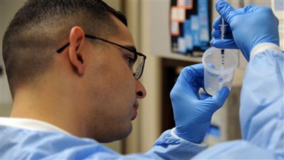 طبيب: 60 % نسبة وجود حيوانات منوية حال فتح الخصية بالمسح الميكروسكوبي (فيديو)