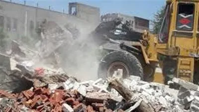 إزالة تعديات على حرم السكة الحديد بمنشأة القناطر بالجيزة