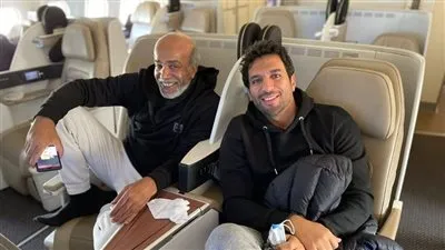 فريق مسرحية في نص الليل بمطار القاهرة استعدادا لعرض ليلة رأس السنة 