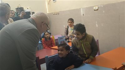 محافظ بورسعيد يستمع لآراء أهالي منطقة فاطمة ومدى رضاهم عن أعمال التطوير