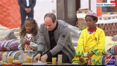 شاهد.. الرئيس السيسي يتناول وجبة نوبية مع طفيلن (فيديو)