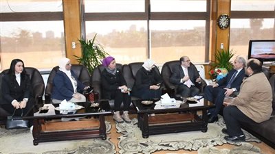 رئيس جامعة قناة السويس يناقش إنشاء مركز متخصص لاكتشاف الأدوية 