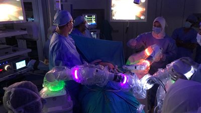 إجراء أول عملية لتثبيت المستقيم باستخدام الروبوت بالعالم بمستشفى جامعة عين شمس 