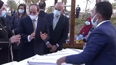 السيسي يتفقد معرض الحرف اليدوية بمدينة أسوان الجديدة