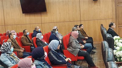 محافظ بورسعيد يلتقي العاملين بإدارة الحوكمة 