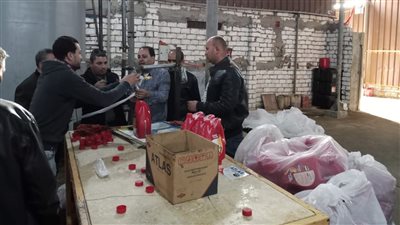 مباحث التموين تداهم مصنع زيوت سيارات غير مرخص بالصف (صور)