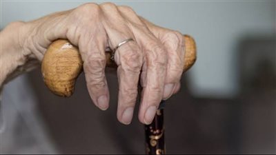 مسنة تتصل بالشرطة لطلب المساعدة الصحية.. واستجابة فورية من الداخلية 