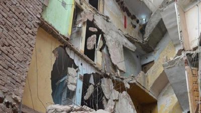 إنقاذ 4 مواطنين من داخل عقار منهار بالإسكندرية 