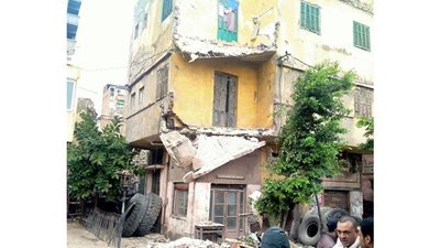بسبب الطقس.. انهيار جزئي في عقار بالإسكندرية (صور)