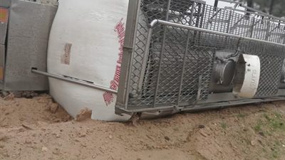 انقلاب سيارة محملة بـ 