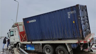 انحراف سيارة نقل أعلى طريق كوبري قها بالقليوبية (صور)