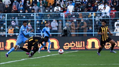 اتحاد جدة يواصل صدارة الدوري السعودي بالفوز على الباطن