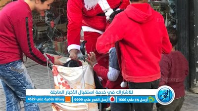 بابا نويل يتجول بشوارع الغردقة لتقديم الهدايا للمواطنين احتفالا برأس السنة (صور)