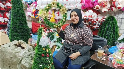 «بقلب حديد وفروع خضراء».. أم ياسين تصنع شجر الكريسماس بالإسكندرية (فيديو وصور)