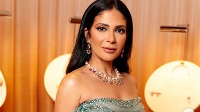 مني زكي تغازل جمهورها في أحدث ظهور لها 