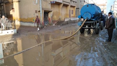 استمرار كسح مياه الأمطار بشوارع الدقهلية (صور)