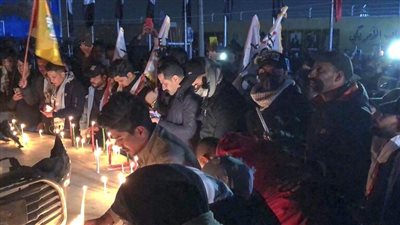 بالشموع.. الحشد العراقي يدشن وقفة في مطار بغداد في الذكرى الثانية لاغتيال المهندس وسليماني 