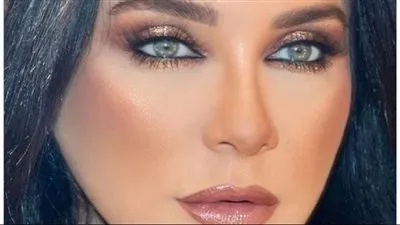 سلاف فواخرجي تخطف الأنظار بمكياج جريء