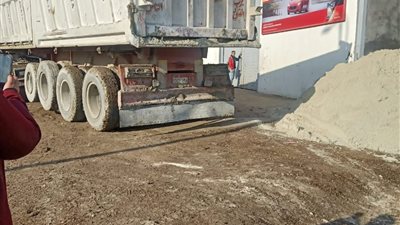 تلقى بالمخلفات.. التحفظ على سيارة نقل بالطريق الدولي بالإسكندرية (صور)