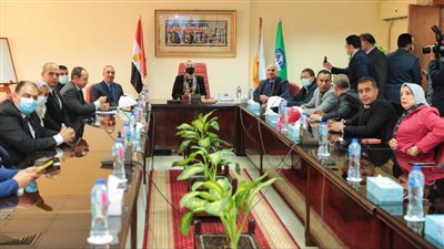 وزيرة البيئة تزور عددا من المنشآت الصناعية بالإسكندرية والبحيرة