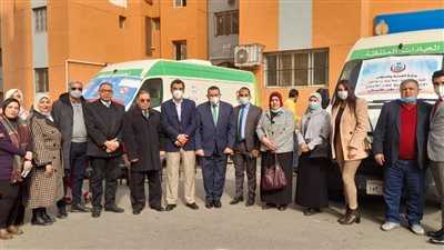 طبيب مصري بالخارج يشارك بالكشف الطبي لعدد من سكان الأسمرات