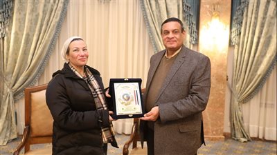 محافظ البحيرة يكرم وزيرة البيئة ويمنحها درع المحافظة