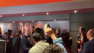 أحمد عز يلتقط صور مع عدد من الجمهور قبل دخول العرض الخاص لفيلم الجريمة ( فيديو) 