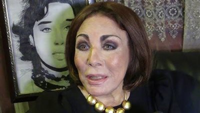 لبنى عبد العزيز تنفي سخريتها من المحجبات 