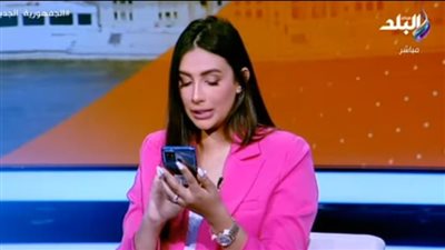 خبير تكنولوجيا معلومات يخترق هاتف مذيعة على الهواء (فيديو)