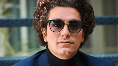 شاهد.. محمد محسن يحمل نعش الراحل أحمد الحجار 