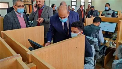 رئيس جامعة المنيا يتابع الاختبار الإلكتروني التجريبي لطلاب الصيدلة (صور)