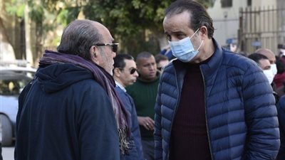 أشرف زكي وأيمن عزب أول الحاضرين لجنازة مها أبو عوف