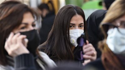 دنيا سمير غانم تؤدي صلاة الجنازة على الفنانة الراحلة مها أبو عوف